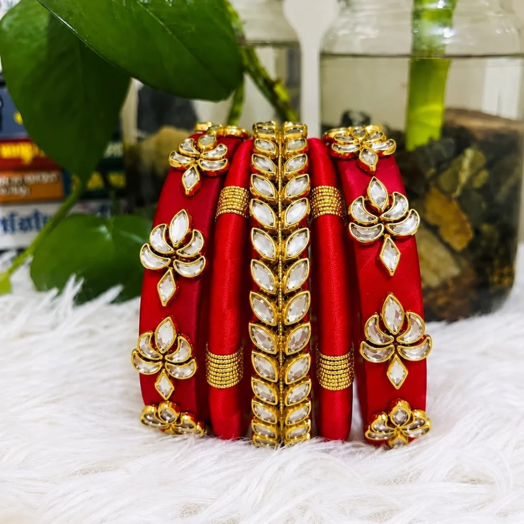 রাজকীয় লাল রেশমি কুন্দন ব্রাইডাল চুড়ি সেট