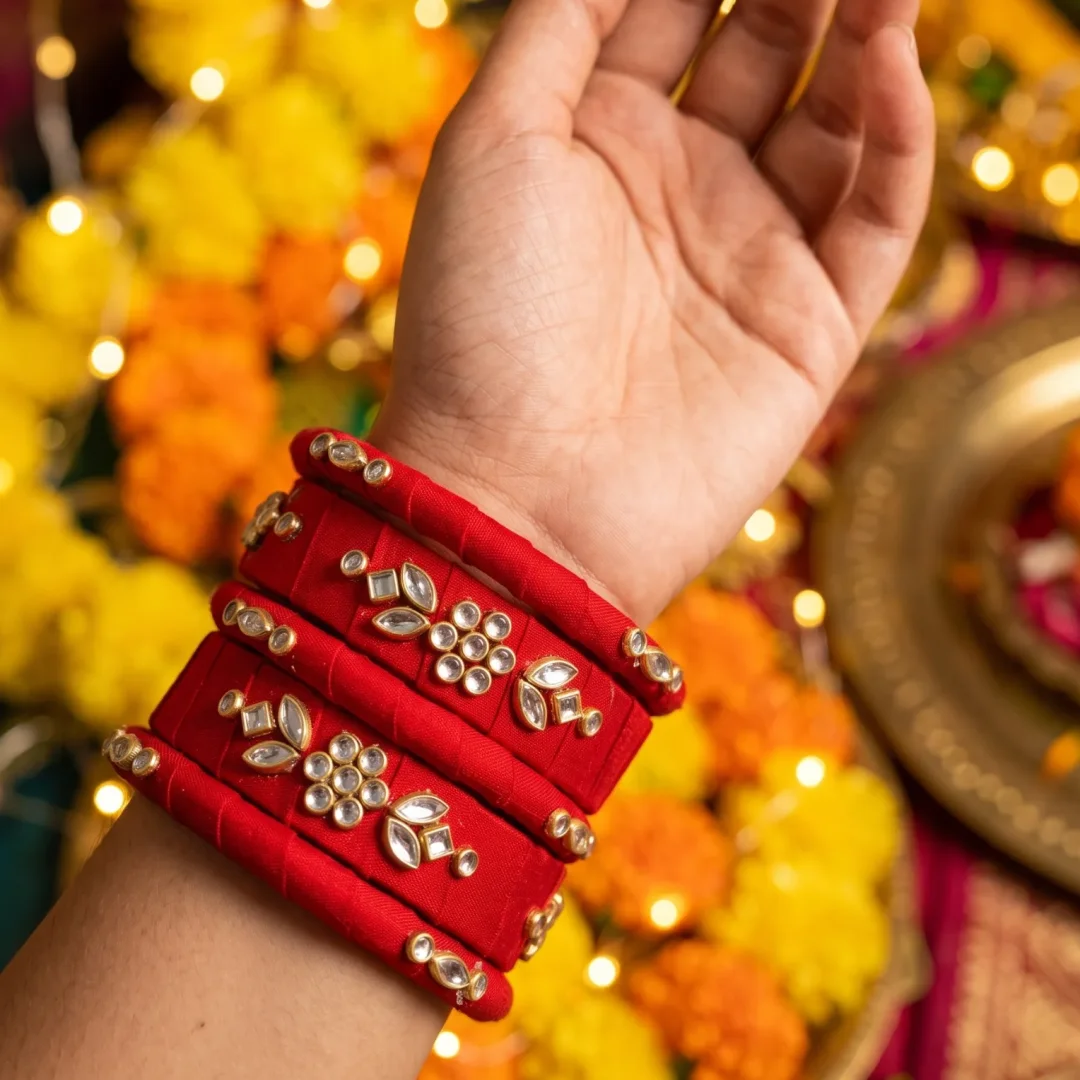 টকটকে লাল কুন্দন কারুকার্য চুড়ি সেট